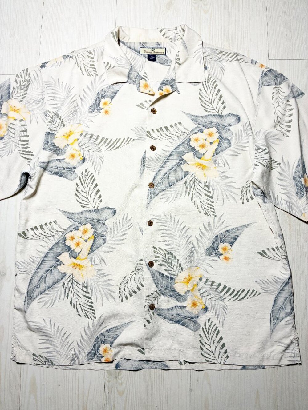 Tommy Bahama Men's XL Shirt 100% Silk Hawaiian Floral Tropical Button Down